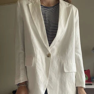 Kavaj - Helt ny aldrig använd kavaj jag köpte i sommars, som tyvärr inte kommit till användning! Priset kan diskuteras:)