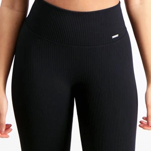 Aimn seamles tajta  - Säljer mina ribbed seamless tights ifrån Aimn i nyskick. Dem är använda en gång.  Jag säljer dem pga använder dem inte och dem ligger bara i min garderob💗💗  Storlek: S  Nypris: 599