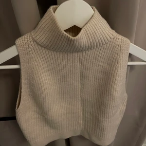 Stickad topp Zara  - Stickad topp från Zara med halterneck. Fint skick.