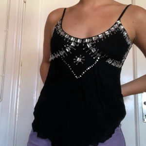 Fest topp - Jätte snyggt linne med pärlor/kristaller. Säljer pga att det aldrig används. Jag har vanligtvis xs/s. Kan mötas upp i Göteborg annars står köparen för frakten🥳 