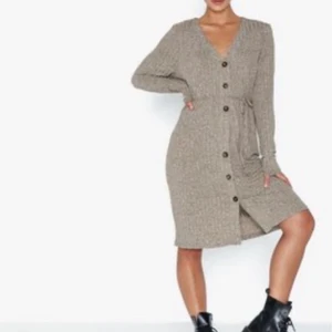 Sisters Point klänning  - Köpt på Nelly. Storlek s, aldrig använd, prislapp kvar. Stickad.