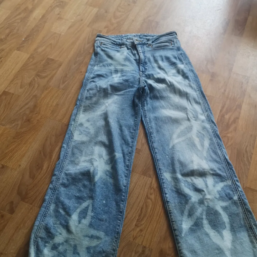 Jeans med blekta blommor på hemmagjort. 🌸🌺🏵️💮🌹🥀🌼🌻💐. Jeans & Byxor.