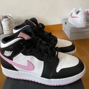 Arctic pink jordans  - Jättetrendiga jordans💕  endast använda en gång och i väldigt fint skick säljer endast för att det inte längre är min stil (skorna är äkta). Dem är i storlek 38 men passar de flesta storlekar där runt eftersom dem ofta formas efter foten. Skicka bud privat!🥰 paketet skickas med spårbar frakt och självklart dubbelboxat!
