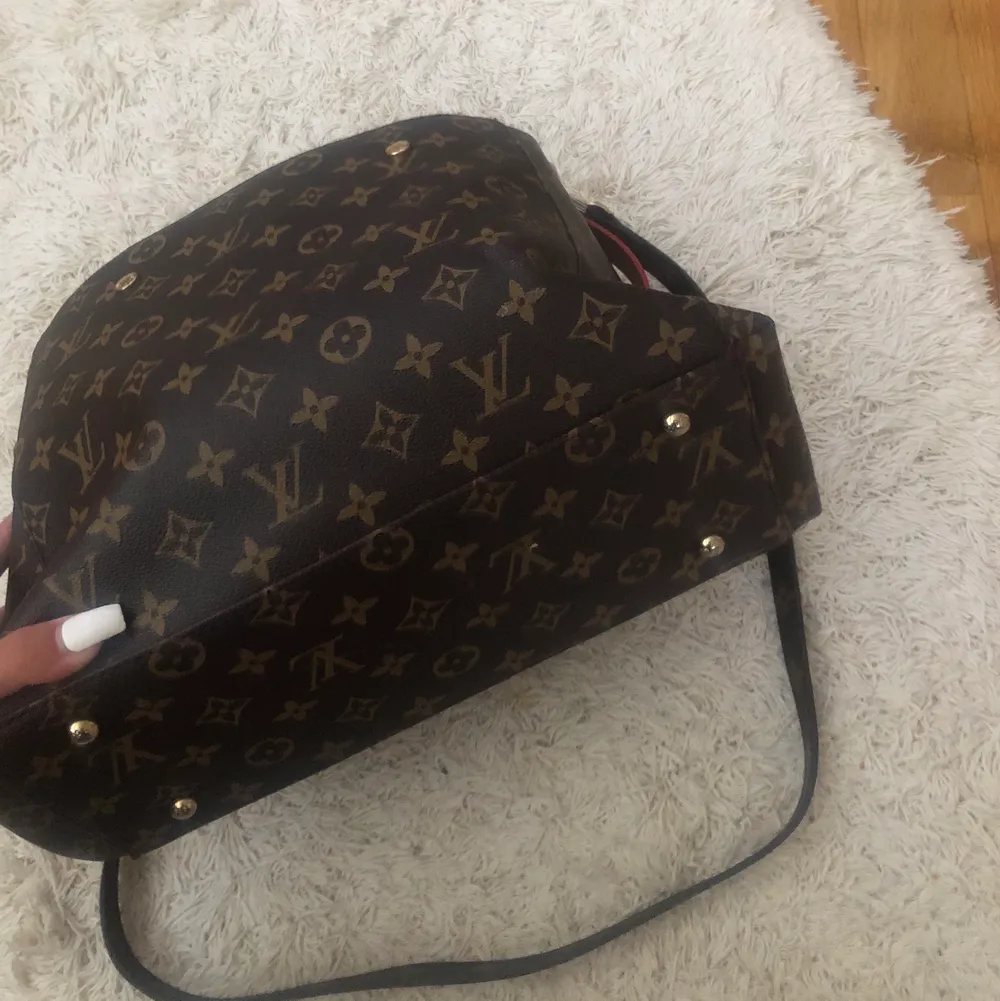 En Louis Vuitton väska som är en kopia i bra skick jätte fräsch och har brett utrymme för att ha saker där i. . Väskor.