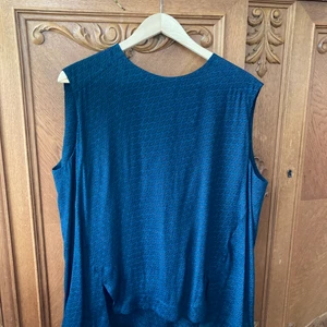 Hope ärmlös blus, stl 40 - Ärmlös blus/linne från Hope, stl 40. 100 % viskos. Dragkedja baktill. Helt ny. Färg - upplever denna som grå/marinblå/petrol - lite svårdefinierad pga mönstret. V g se bilderna!