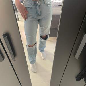 Säljer dessa supersnygga jeans från Gina tricot, använda en del men nästan helt som nya, köpta i december. Säljer pga dom inte används längre. Nypris 500, skriv privat för pris förslag, köparen står för frakt💕💕