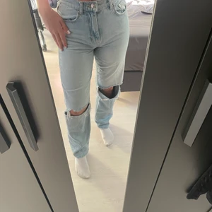 90s high waist jeans 36 - Säljer dessa supersnygga jeans från Gina tricot, använda en del men nästan helt som nya, köpta i december. Säljer pga dom inte används längre. Nypris 500, skriv privat för pris förslag, köparen står för frakt💕💕