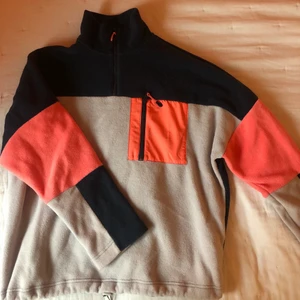 Flis från Monki - Supermysig men även snygg flis köpt från Monki men knappt använd! Går att knäppa i halsen med dragkedja så att det blir som en polotröja och det går även att spänna åt den där nere så att den antingen blir kortare och mer åtsittande eller längre och mer pösig!☺️ Den är i XS men skulle även kunna passa upp till storlek M! 