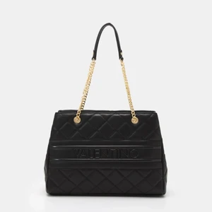 Valentino väska  - Säljer min valentino handväska som jag köpt förra månaden. Väskan är i ett helt nytt skick då jag endast använt den 4 gånger säljer den eftersom jag inte tycker om den längre plus att den va för stor handväska för min smak jag köpte väskan för nypris 1695kr 