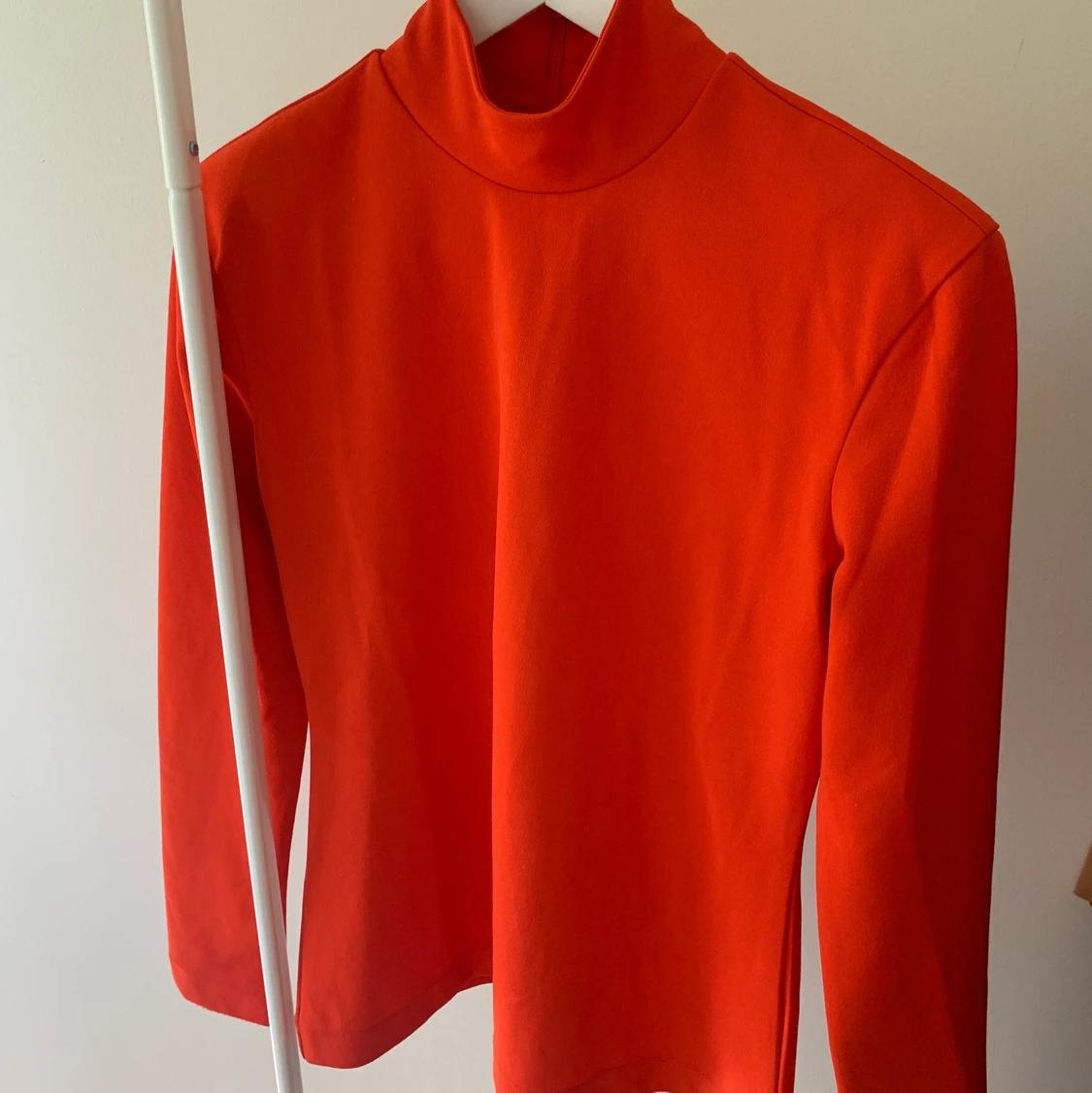 H&M röd topp med krage strl M