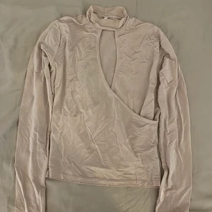 Festtopp - Ännu en perfekt rosa festtopp med snygg detalj framtill. Mer gammelrosa i färgen och liknande silkesmaterial. Jätteskön på men säljer pågrund av för lite för mig:( strl S