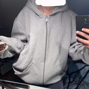 Nike ziphoodie - Jättemysig nike ziphoodie i storlek XL, men på mig som har S/M så sitter den oversized. Det är lite slitningar längst ner vid ärmarna som ni ser på bild 3 men syns inte om man viker upp!!Annars inga fel