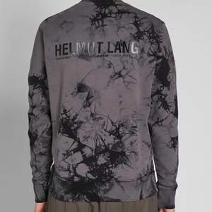 Helmut Lang ”tie dye logo sweater”. storlek M/L men den är  oversized. Använd väldigt få gånger. Köpt för 3000 kr, slutsåld på de flesta ställena! Unisex 