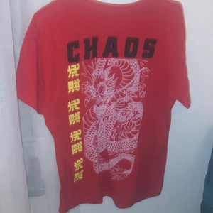 Oversize tshirt - Oversize T-shirt från prettylittlething med snygg tryck på ryggen.