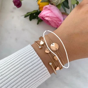 Armband i roséguld - Jättefint armband i roséguld, rostfritt stål dvs. Den oxiderar inte och blir INTE grön/brun  Helt ny, endast testad  15,5cm + 3,5cm förlängning  Kommer med emballage som jag fick när jag köpte den
