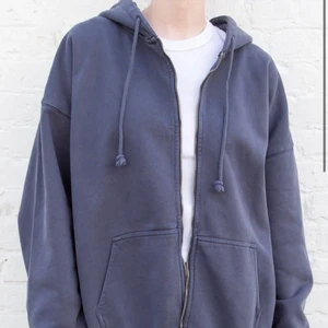 Zi up hoodie - Säljer denna zip up hoodien från brandy melville. Den är i One size passar flera olika storlekar beroende på hur man vill att den ska sitta. Den är lite mer mörkblå i verkligheten än på bild. Den har inga defekter🥰