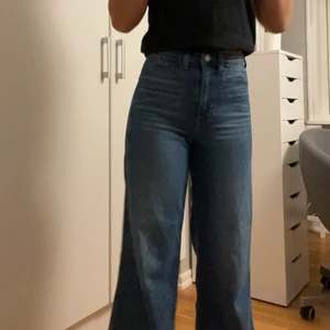 Raka blå jeans - Nästan aldrig använda jeans, sitter perfekt på mig som är 162 lång. Passar mig som vanligtvis är en 34 på jeans. Frakt står du som köper för!
