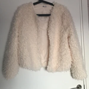 Mysig fluffig kofta/jacka stl M  - Mysig fluffig kofta/jacka, offwhite. Stl M. Knappt använd 