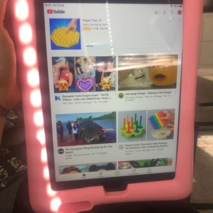 iPad 4 - iPad 4 säljes. Fungerar som den ska, laddare medföljer. Inga sprickor på barnen bak eller framsida men små resor finns. 