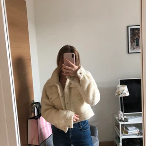 Fluffig jacka  - En så mysig fluffig jacka från missguided! Väldigt bra i skick. Köparen står för frakten. Skriv för mer info💞