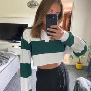 Croppad pike-tröja - Jag säljer nu en randig piké-tröja som är croppad. Den är i så fint skick och sitter så snyggt. 