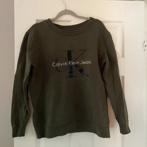 Calvin Klein tröja - Jätte skön o varm tröja i världens finaste gröna färg. Säljer för att den är lite för liten, och knappt använd.