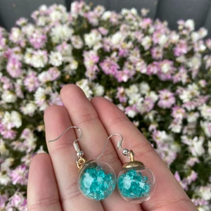 Örhängen - Fina örhängen i färgerna lila, blå & grön! (”Plutt” ingår)Finns matchande armband på min hemsida⚡️⚡️