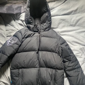 Dband jacka - Säljer min super fina vinterjacka ifrån Dbrand! Jackan är i super fint skick och är i storlek xs!💞 pris kan diskuteras