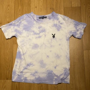 Playboy tshirt - Snygg tshirt från Playboy, missguided. Aldrig använd endast tvättat storlek S 150kr💜