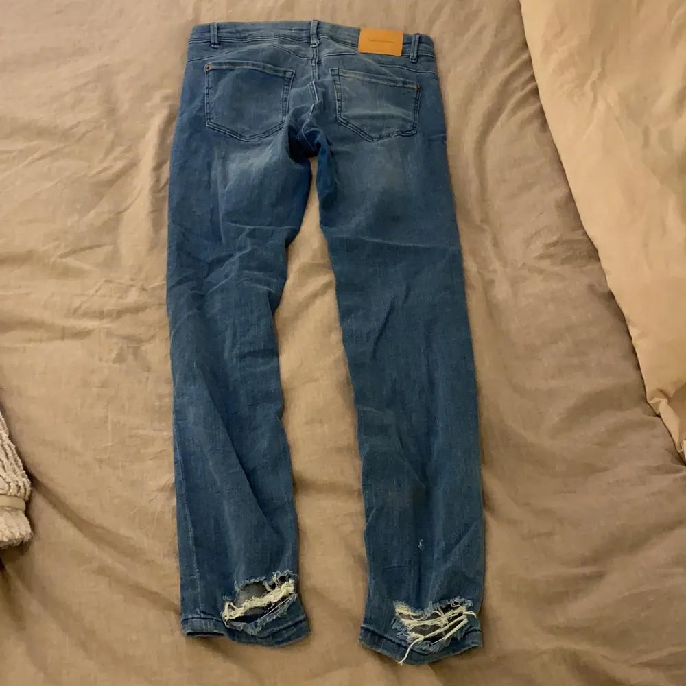 Ett par coola jeans från Zara, vääldigt strechiga! Storlek 38 💘. Jeans & Byxor.
