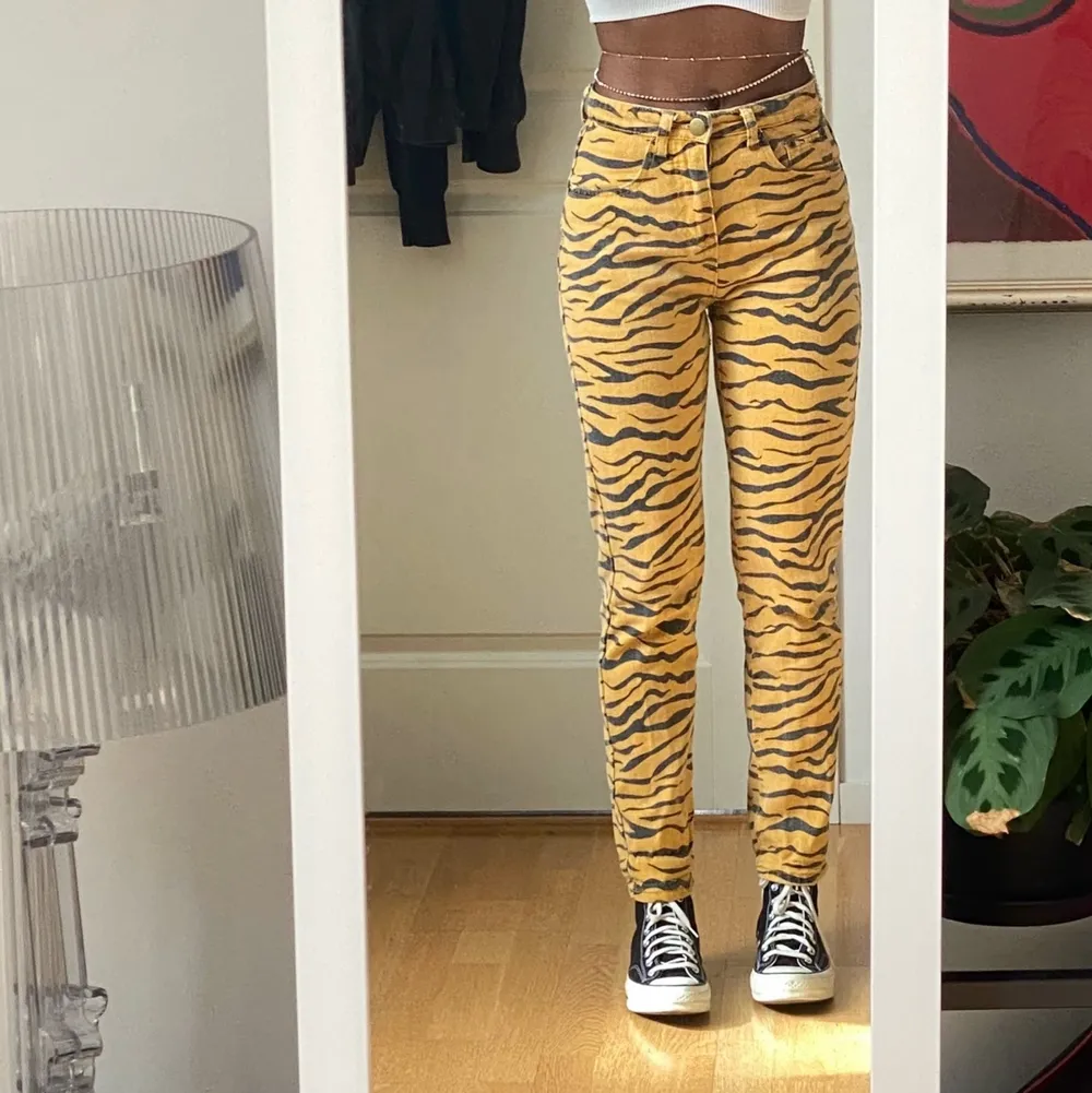 Supersnygga jeans i zebra print som sitter så bra vid rumpan 💛🧡 i bra skick ✨✨. Jeans & Byxor.