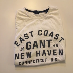 Vit Gant t-shirt - Vit Gant ”EAST COAST NEW HEAVEN” T-SHIRT. Använd men fint skick! Skriv vid frågor