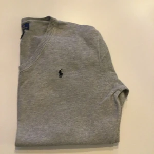 Grå Ralph Lauren tröja - Använd och okej skick! Skriv vid frågor