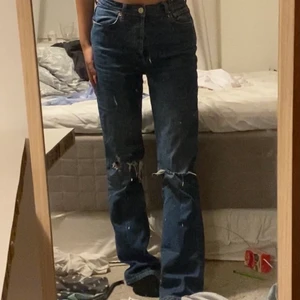zara jeans - säljer dessa as balla jeans från zara då ja aldrig har haft på dem o inte har fått användning av dem, dem är strl 36 och är supersköna!! perfekt skick😋😋 kan mötas inom gbg och frakta… köparen står för frakt!