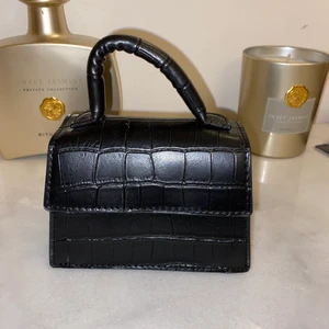 Söt mini väska  - Säljer denna söta lilla väskan. Aldrig använd. Kommer till ett band också. Den är köpt från NA-KD.