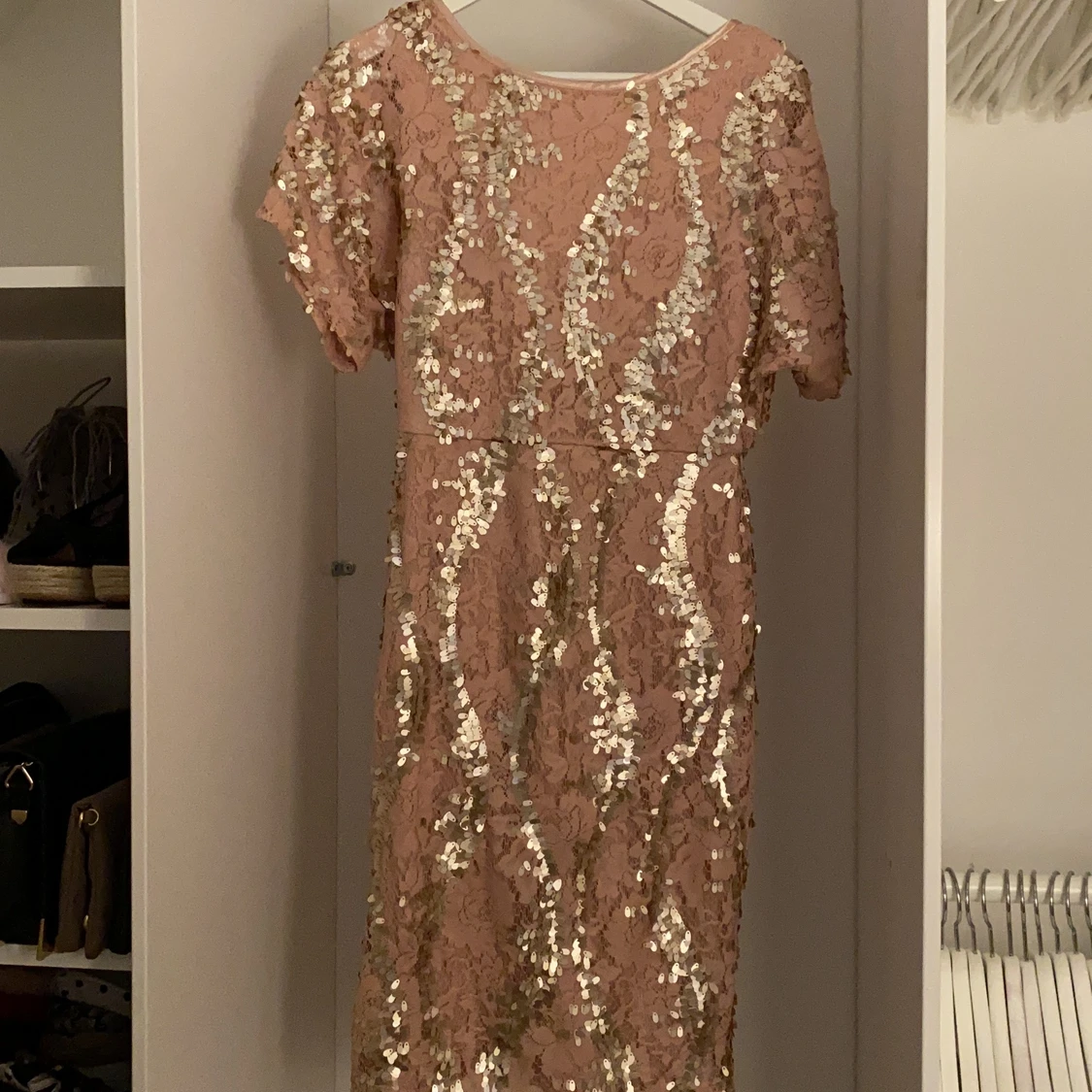 Oanvänd festklänning, 34