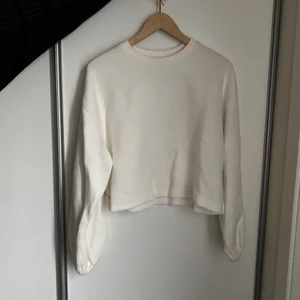   - Vit collegetröja från zara storlek M, använd 1 gång!