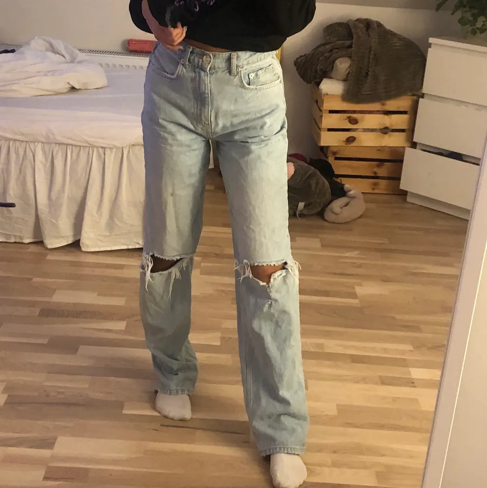 90s jeans från Gina tricot i storlek 34. Säljer för de sitter lite för stora på mig.  . Jeans & Byxor.