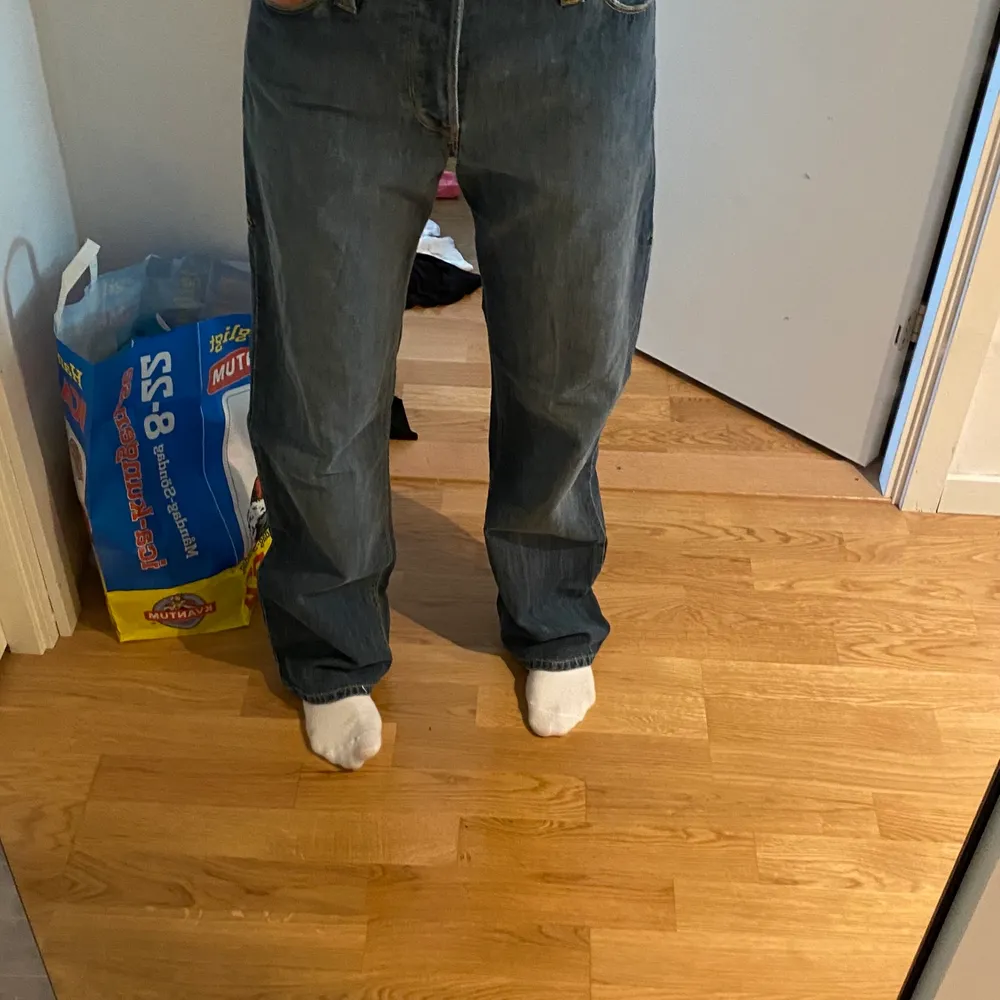 Jeans jag köpt på Erikshjälpen för ett tag sen❤️‍🔥har en snygg baggy fit med skit coola bakfickor!!! Jag är 172<3 . Jeans & Byxor.
