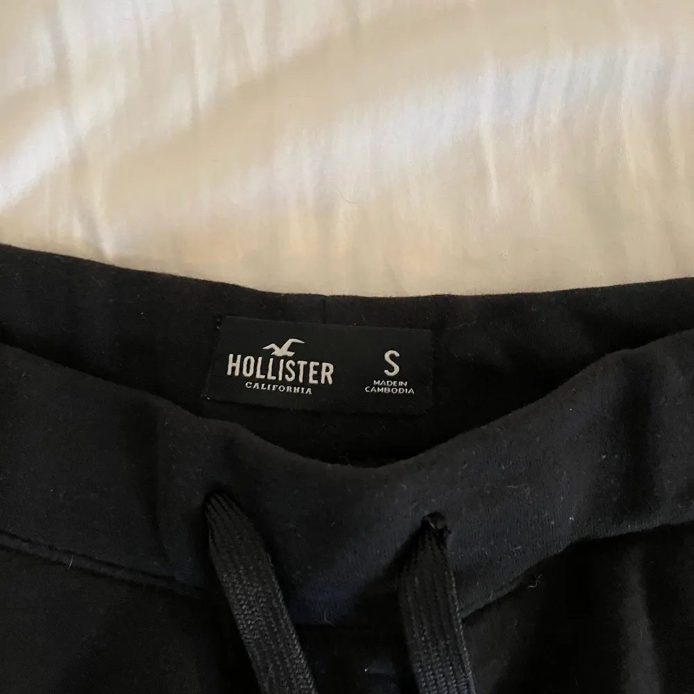 Ett par Hollister byxor. Storlek S. Finns i Växjö. Jeans & Byxor.