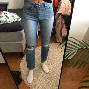Säljer dessa jeans då de inte är min stil längre, väldigt sköna och inga tecken på användning. Storleken är 34 men skulle absolut säga att man kan ha dem om man är 36-38 också.
