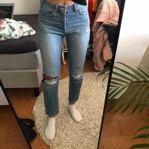 Jeans - Säljer dessa jeans då de inte är min stil längre, väldigt sköna och inga tecken på användning. Storleken är 34 men skulle absolut säga att man kan ha dem om man är 36-38 också.