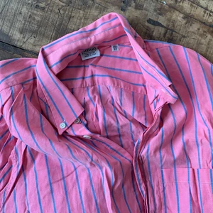 Kortärmad rolig skjorta! - Köpt second hand! Färgerna är som på första bilden 💓 Bud är bindande. Skickar när jag ser pengarna på mitt konto! 