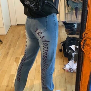 Jeans - Jättefina och coola Jeans med en lila text på bakbenen, jag använder tyvärr inte längre så tänkte sälja för ett bra pris. Köpta second hand. Väldigt bra skicka ser ut som oanvända. (Om ni vill ha fler bilder fråga i chatten).