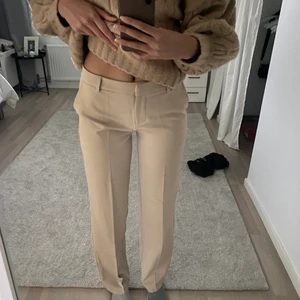 Kostymbyxor Nakd - Ett par väldigt sällsynta kostymbyxor från AmalieStars kollektion med Nakd. Helt slutsålda💕 jag är 173cm lång. Säljer för snabb affär 500 inkl frakt🙌🏻