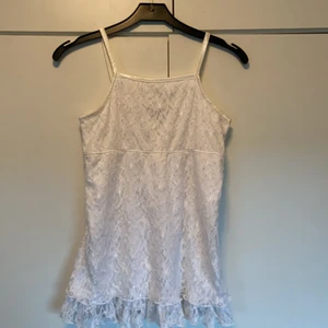 Vit tröja  - 🌸En jättefin vit tröja med ett lager spets på utsidan       🌸Från Kappahl i stl 146-152.                                         🌸Fraktas via postnord 