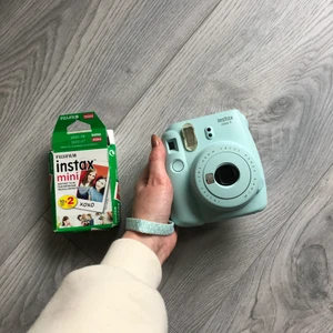 Polaroidkamera - Polaroidkamera Instax Mini som bara är använd 2 ggr. Det medföljer ett helt paket med 10 stycken bilder och instruktioner till kameran. Det finns även bilder kvar i kameran🥰