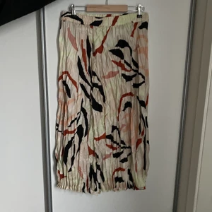   - Kjol från Ginatricot i storlek L. Aldrig använt och prislappen sitter kvar😍