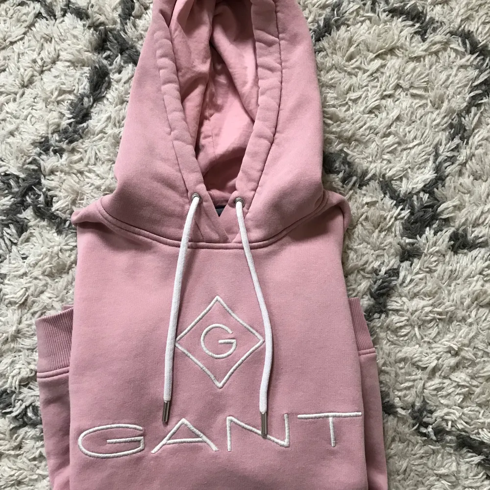Säljer denna jättefina Gant hoodie! Säljer då den ej kommer till användning, men det är sparsamt använd! Ljusare i verkligheten!!Nypris ca 1000kr, bud från 300kr. Hoodies.