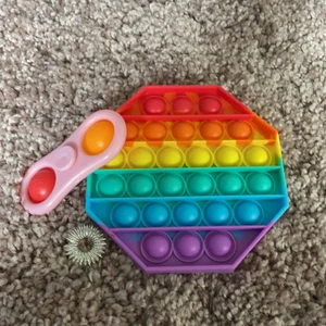 Fidget toys  - Regnbåges popit finger ring med färg av silver och en simpel dimpel använder aldrig 